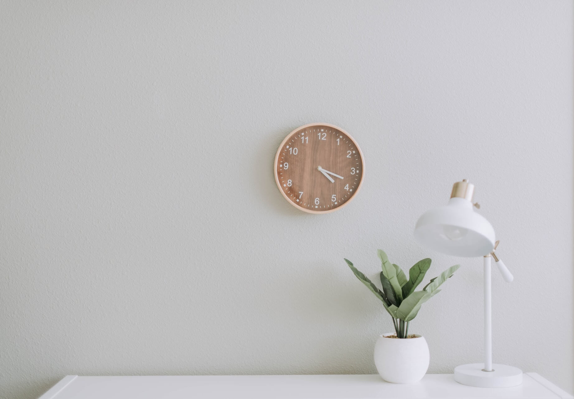 Picture of a clock, desk, and table lamp